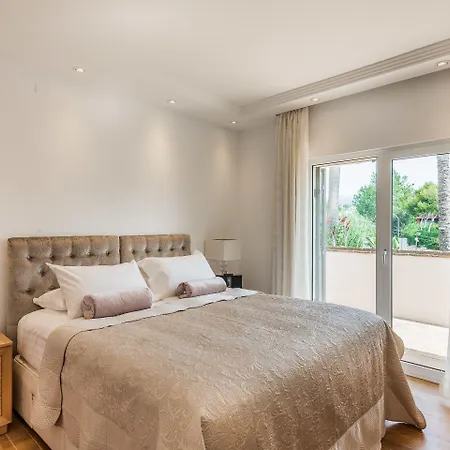 The By The House Bed and breakfast